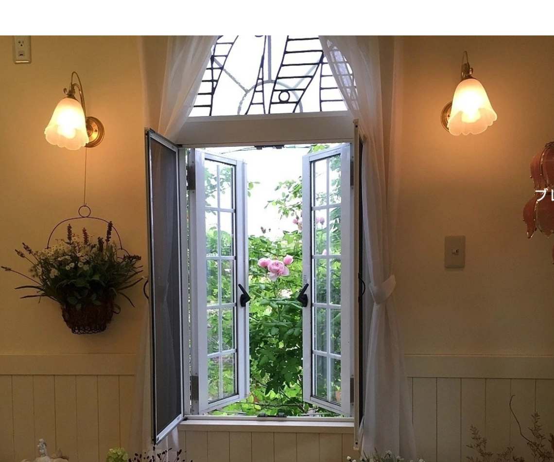 バラアーチの設置事例。しかし、これは単なる園芸の紹介ではありません。地上200cmの「バラ用支柱」で、犯罪の少ない安心な暮らしを構築する「シンプルでもオンリーワン」の提言です。かつて世界に誇る治安を支えていた日本の先人の知恵「壁に耳あり障子に目あり」を現代に蘇らせ、心理的抑止力で社会を守る「アイデアメッシュ」の新たな挑戦を、ここから世界へ発信します。 / Installation example of a Rose Arch (A-01). However, this is not just about gardening. It is a proposal from Japan to build a safe society using the 200cm "Rose Trellis." We introduce Idea Mesh's challenge to revive the traditional Japanese wisdom of "Walls have ears" (sense of being watched) through modern design, creating psychological deterrence to prevent crime.